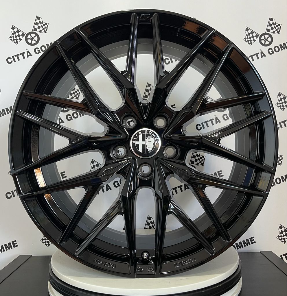 Cerchi Giulia Doppia Misura 8 - 9 Da 18 Originali Alfa Romeo A 5 Fori